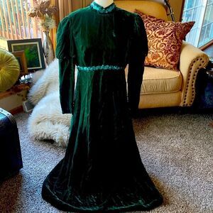 Gorgeous Green Velvet Costume Dress Cosplay
